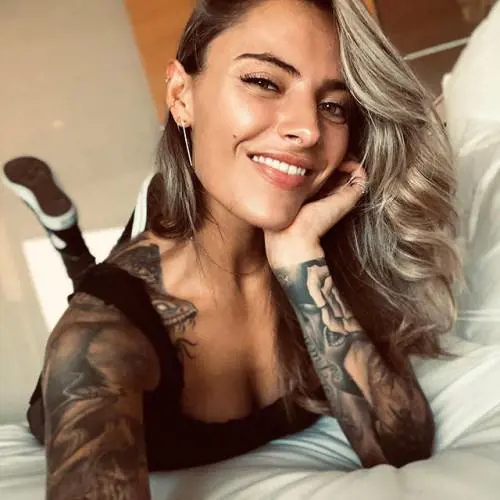 Lady Karius posa per un calendario: follower in delirio sui social