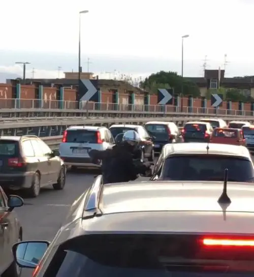 Casco in testa e pistola in mano. "Rapina choc" sulla tangenziale