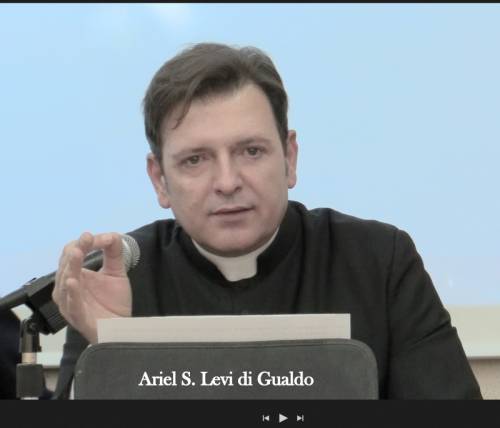 Vaticano, padre Ariel tuona: "Tenere i preti lontano dai soldi"