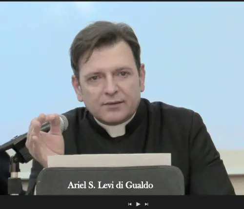 Vaticano, padre Ariel tuona: "Tenere i preti lontano dai soldi"