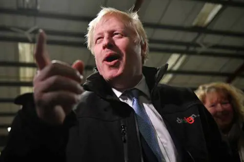 "Via il canone", "Campagna pro Tory". Bbc, il mito vacilla (e somiglia alla Rai)