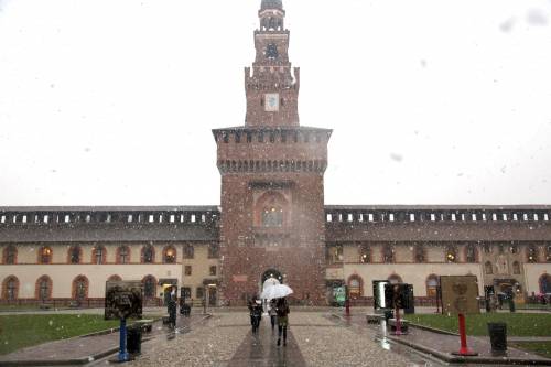 Milano, la neve sul Castello Sforzesco