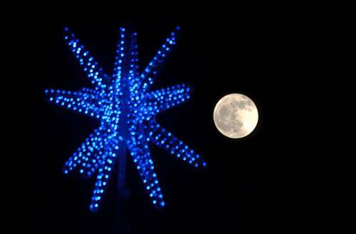 Milano, Luna piena e Albero di Natale