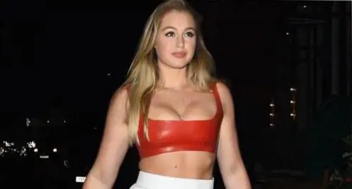 Iskra Lawrence incinta: "Avrò un figlio no gender". E i social la massacrano