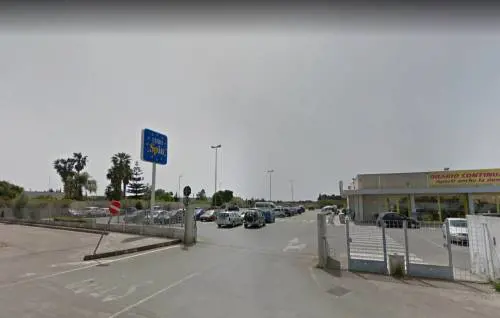 Si rifiuta di dargli l'elemosina: nigeriano lo pesta con la pietra