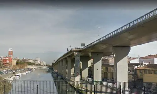 Pescara, tenta di buttare ex dal ponte: arrestato marocchino