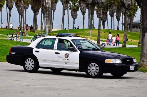 Los Angeles, poliziotto incriminato per avere "palpeggiato il petto di una donna morta"