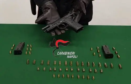 Dal borsone spunta una pistola calibro nove