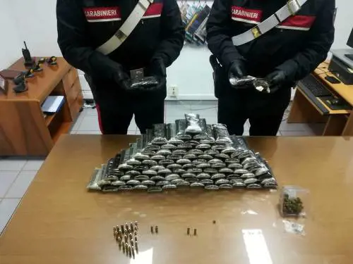 Preso meccanico pusher con 24 chili di fumo in macchina