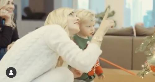 Il video di Natale di Chiara Ferragni fa emozionare. Ma i fan insorgono: "Dov'è Fedez?"