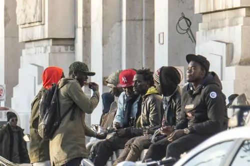 Tensione al centro migranti: aggredisce alcuni poliziotti, arrestato nigeriano