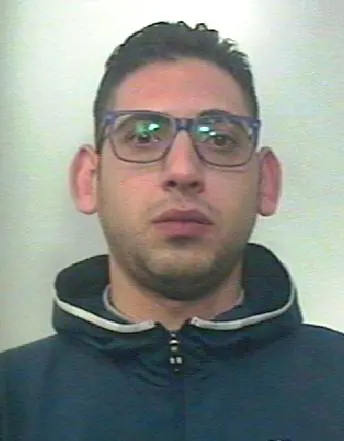 Spara ad un uomo per un apprezzamento di troppo: arrestato dopo un blitz