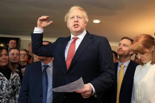 Boris Johnson festeggia la vittoria come una rockstar!