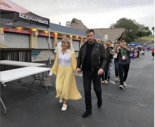 John Travolta e Olivia Newton John rimettono i vestiti di Sandy e Danny