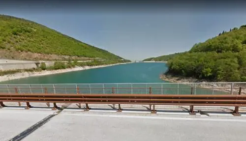 Accoltella amico e cerca di uccidersi gettandosi da un ponte di 20 metri