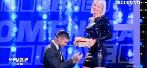 "Vuoi passare la vita con me?" E Lucas regala a Mercedesz un mattone