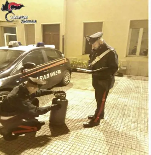 Clandestino tenta di far esplodere una bombola: espulsi in cinque