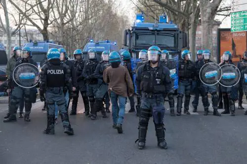 I poliziotti rischiano la vita per noi. Ma lo Stato li paga meno di una colf