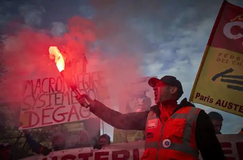 Francia bloccata, Macron resiste: è un blackout elettrico e politico