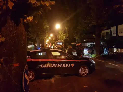 Si barrica in casa e minaccia la moglie con il coltello alla gola: arrestato un nordafricano nel Pisano