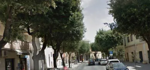 Conosce un uomo sui social e per giorni lo attende in auto
