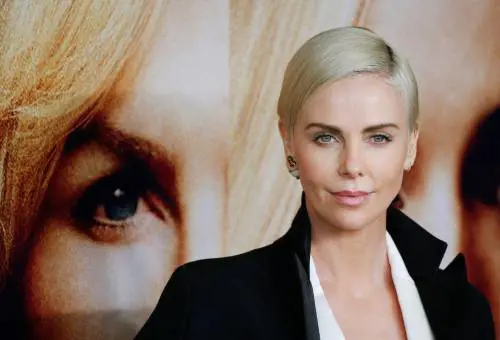 Charlize Theron chiede rispetto per la figlia transgender di 7 anni: "Usate i pronomi giusti"