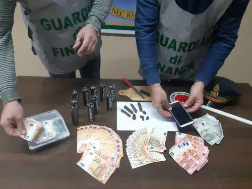 Percepiva il reddito di cittadinanza e spacciava hashish