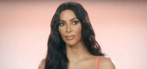 Kim Kardashian photoshoppa il suo biglietto d'auguri per i follower