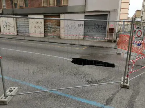 Voragine al centro della strada a Fuorigrotta, panico tra i residenti e i passanti