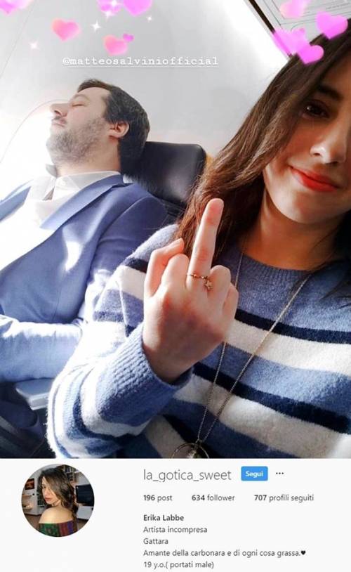 Quei benpensanti che difendono il dito medio a Salvini
