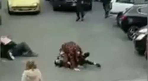Trieste, violenta rissa in strada: anziano colpito con decine di pugni 
