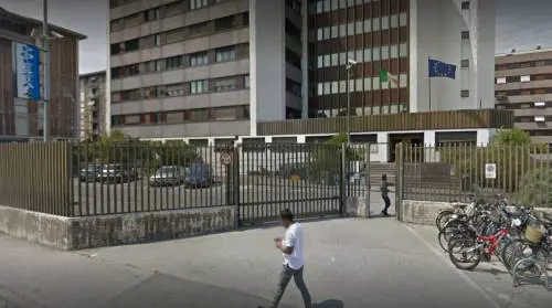 Vicenza, espulso albanese violento: pesta agenti e si infligge ferite