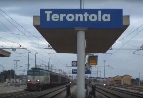 Gambiano viaggia senza biglietto: su di lui un ordine di cattura