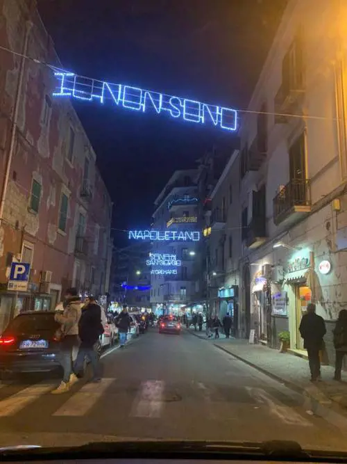 “Non sono napoletano, sono di San Giorgio”: polemiche per la frase di Troisi impressa sulle luminarie natalizie