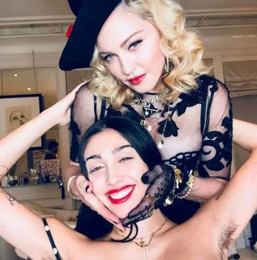 Lourdes Leon, la figlia di Madonna si mostra in bikini