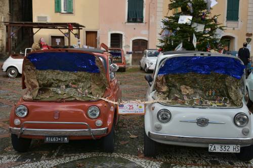 Le mitiche Fiat 500 ospitano concorso di presepi