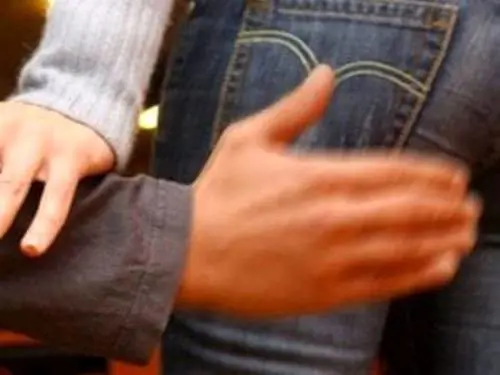 Palpeggiata nelle parti intime. Il giorno dopo si ritrova il maniaco davanti