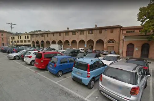 Carabinieri lo aiutano, nigeriano ubriaco li ferisce: subito libero