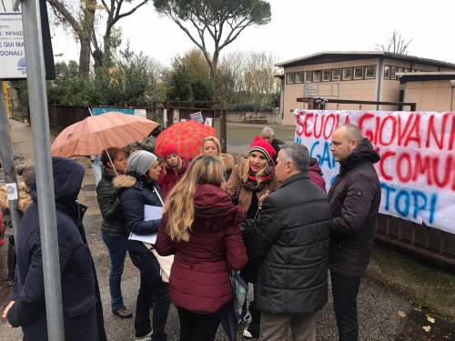 Roma, allarme in un'elementare: "Topi in classe e negli zaini"