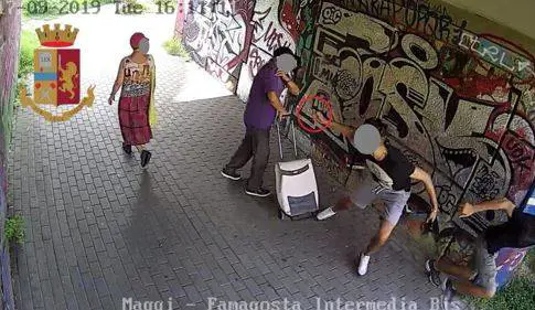 Anziani aggrediti nel sottopassaggio da due minorenni
