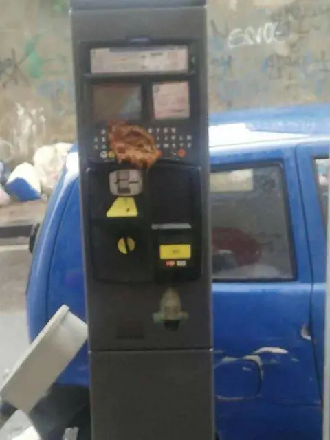 Escrementi sul parchimetro, sotto accusa i parcheggiatori abusivi