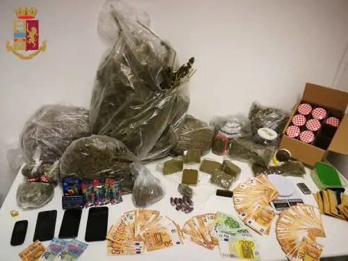 Usavano i social per la vendita di droga: arrestati 3 pusher