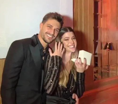 Andrea Zelletta regala l'anello a Natalia Paragoni