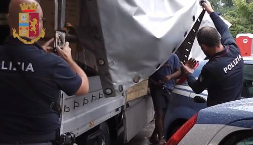 Migranti nascosti nei camion tra gli infissi: nove arresti