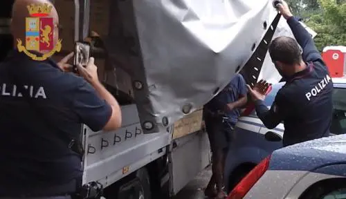 Migranti nascosti nei camion tra gli infissi: nove arresti