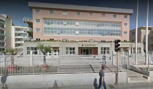 Siracusa, violento straniero attacca agenti: preso grazie a 17enne