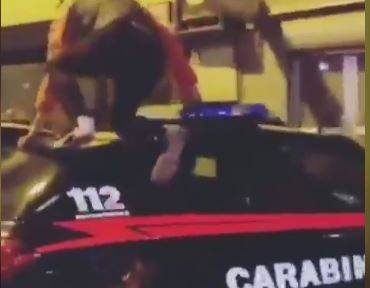 Napoli, rapper sputa sull'auto dei carabinieri. Salvini: "Roba da matti"