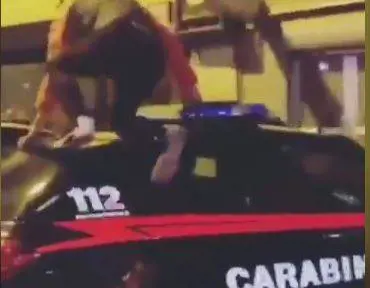 Napoli, rapper sputa sull'auto dei carabinieri. Salvini: "Roba da matti"