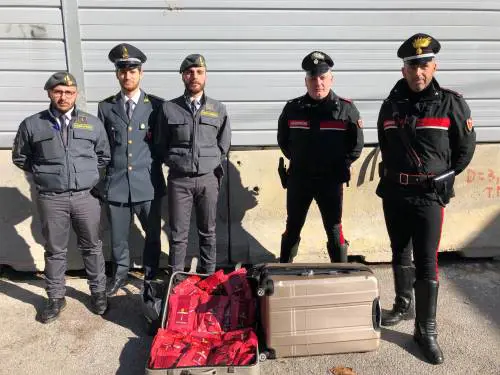 Contrabbandano melassa di tabacco: nei guai due extracomunitari