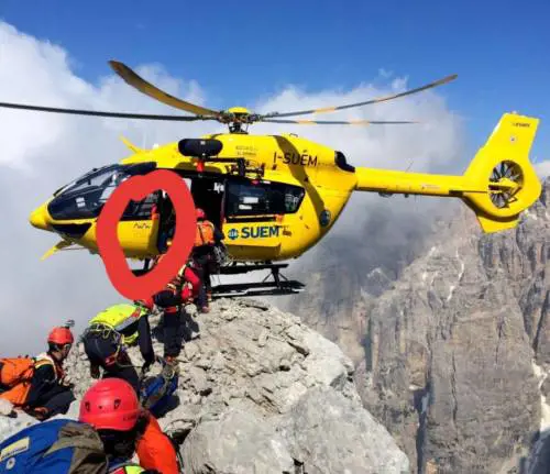 Si impiglia nell'elicottero e precipita dopo decollo: morto maestro di sci